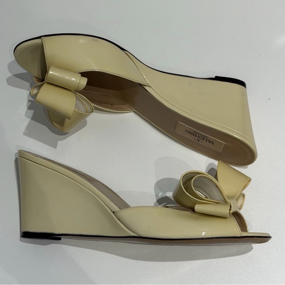 🚨Valentino Garavani Ivory Patent Bow Wedge Sandals 38.5 - Picture 5 of 14